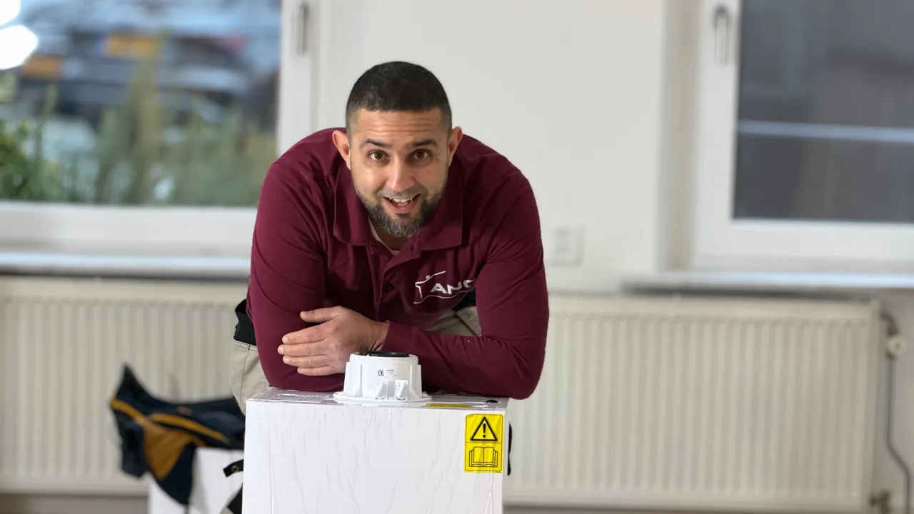 Anouar van ANO bij een radiator en cv-onderdeel