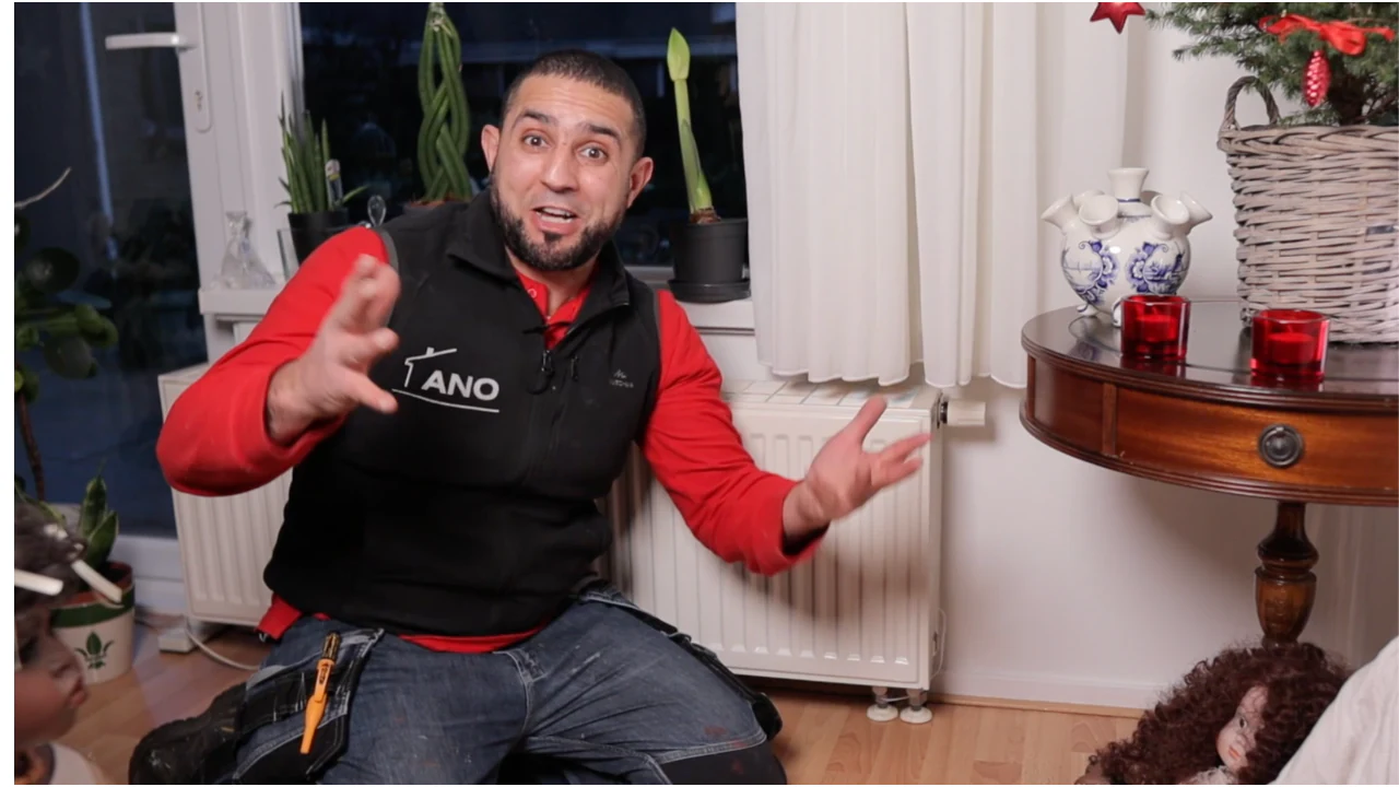 Anouar van ANO stelt een radiatorventiel in tijdens waterzijdig inregelen